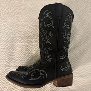 Roper Black Heeled Boots with Intricate Stitching
